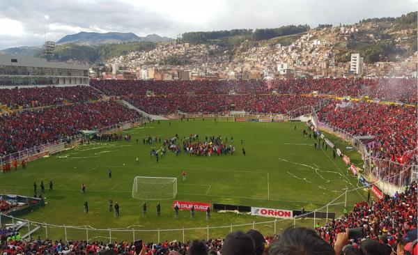 Cienciano steigt auf - wie ein Fuβballspiel Cusco verbindet